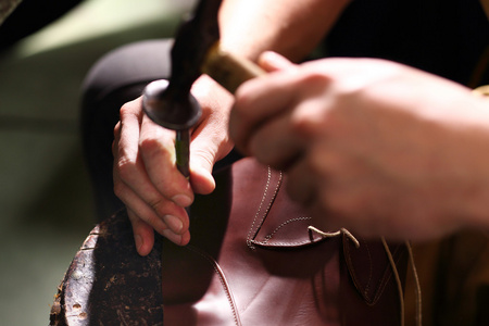 鞋匠缝制鞋照片