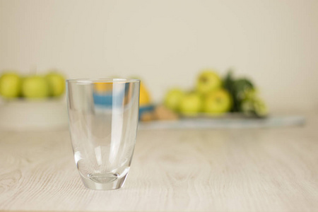 空白的玻璃与果子模糊的背景在白色木桌