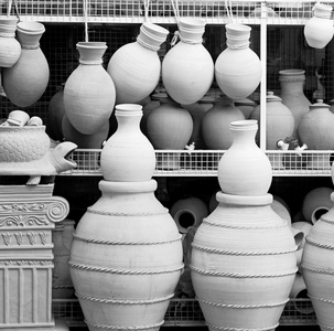 在阿曼马斯喀特旧陶器市场销售制造