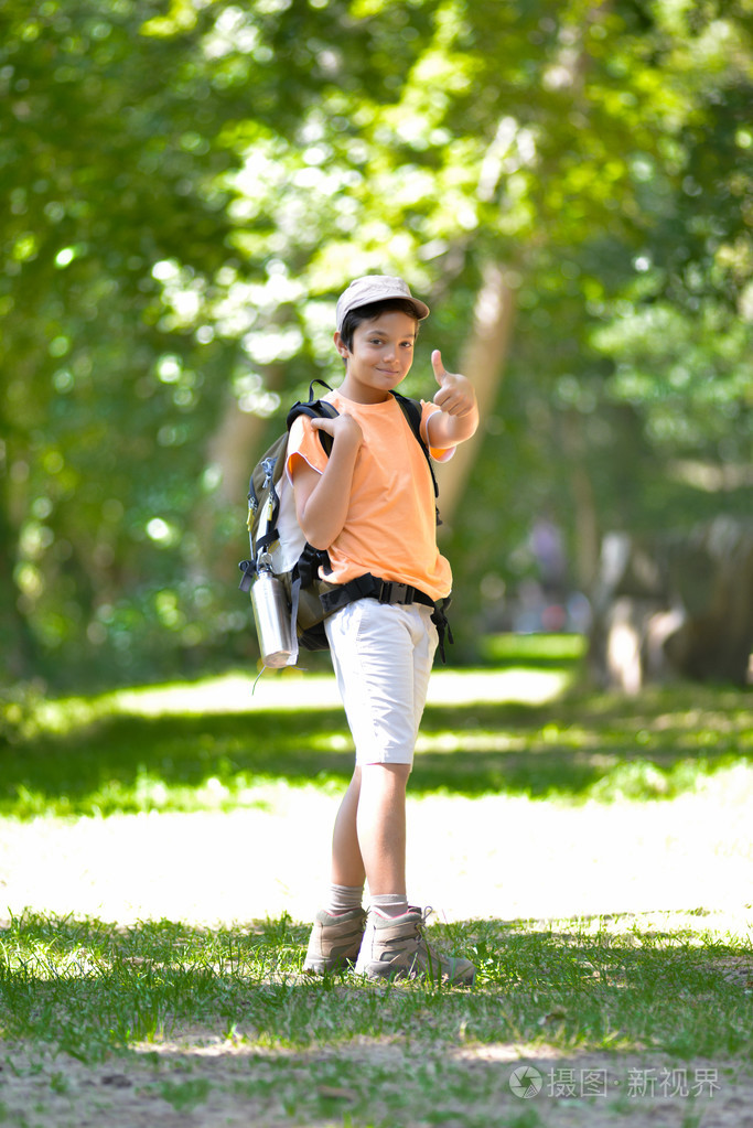 小男孩独自行走