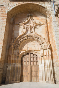 Melgar de Fernamental 中的假设教会门