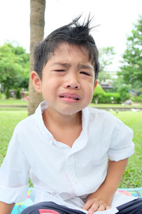 小男孩在公园里哭照片
