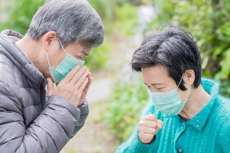 老夫妇戴面具在山上