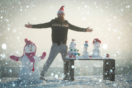 人与雪人打开手上白色的天空