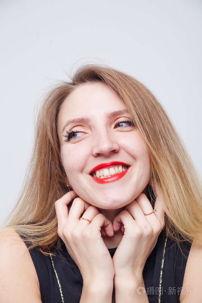 美丽的金发女孩情绪做鬼脸白色背景上孤立