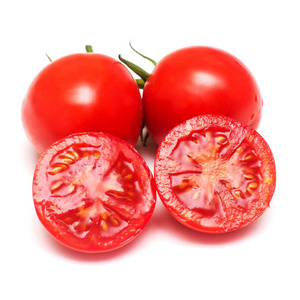 红番茄整和孤立的白色背景上的碎片。素食