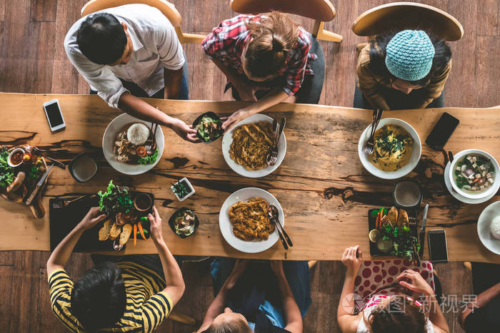 一群快乐的朋友, 有好的食物和饮料, 享受聚会和交流, 家庭聚会的顶级