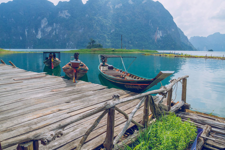 湖, 房子, 小船。在泰国。旅游照片