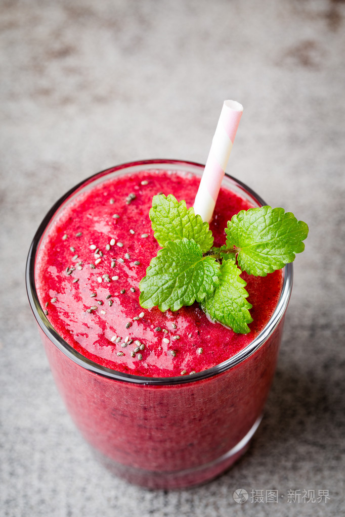 粉红色的冰沙果汁灰色的背景上