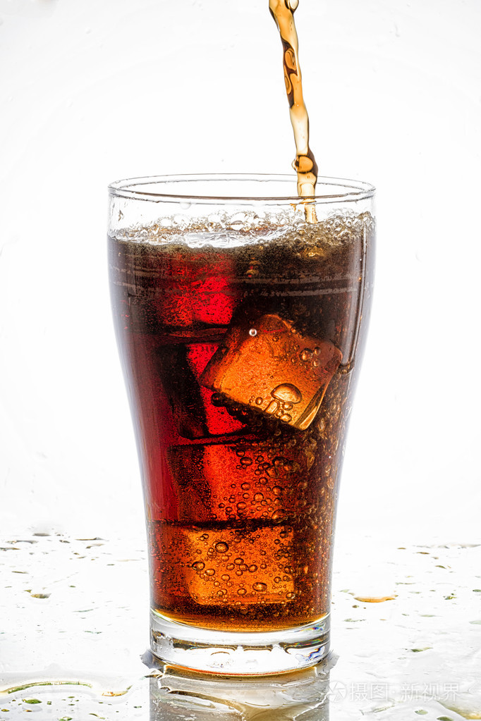 可乐倒入冰块的玻璃