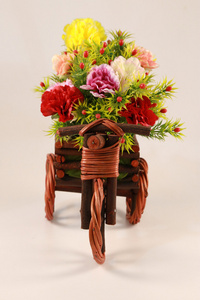 美丽和多彩花在车里的木制篮子里的花束 sh