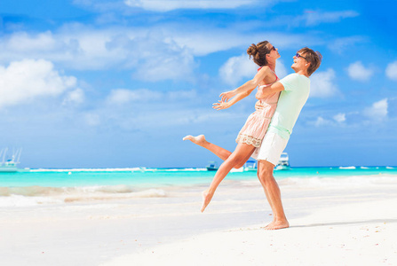 夫妻图片唯美太阳镜在沙滩上拥抱幸福夫妻的图片照片