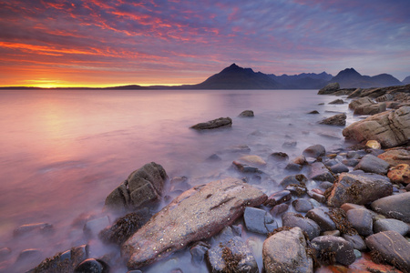 在 Elgol 海滩，斯凯，苏格兰壮观的日落