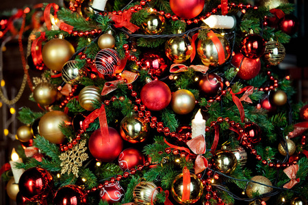 圣诞节背景与树上闪烁的花环