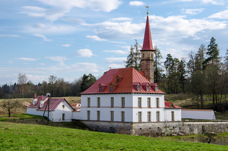 古代的小城堡，与白色的墙壁和红色屋顶