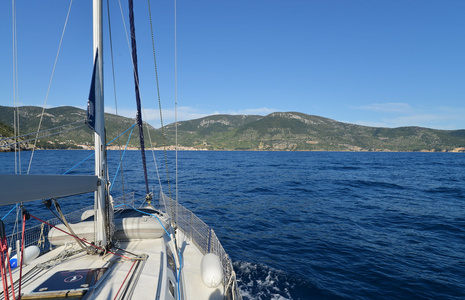 帆船船靠近岸边漂照片