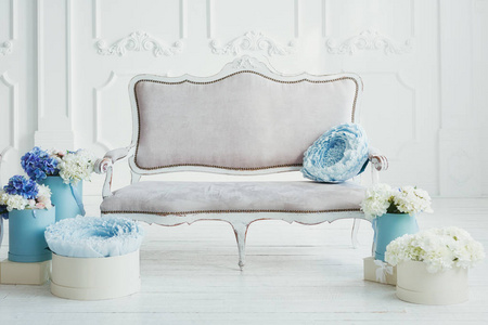 清淡复古风格的沙发和鲜花盒