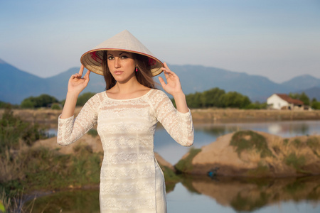 对湖泊的越南穿裙子的女孩图片