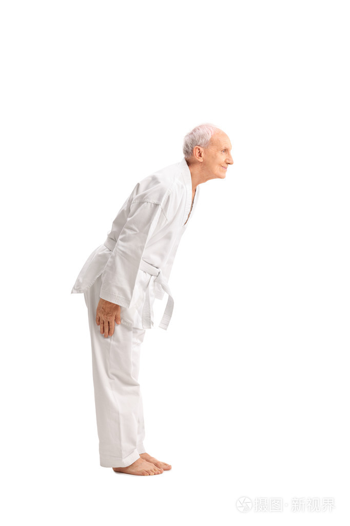 老人在和服低头