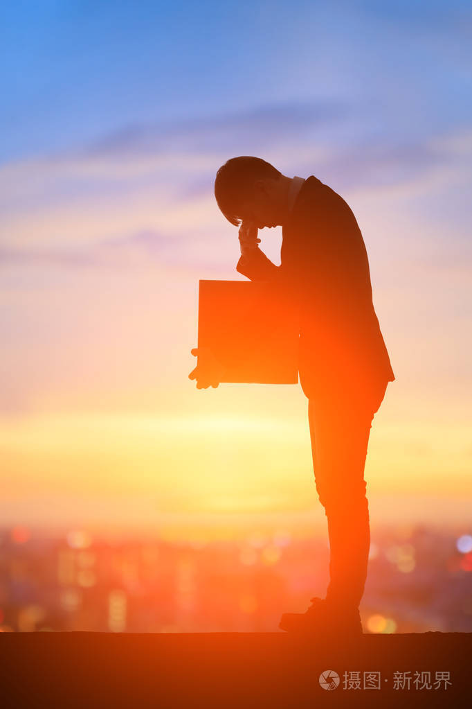 商人在日落时失去工作剪影