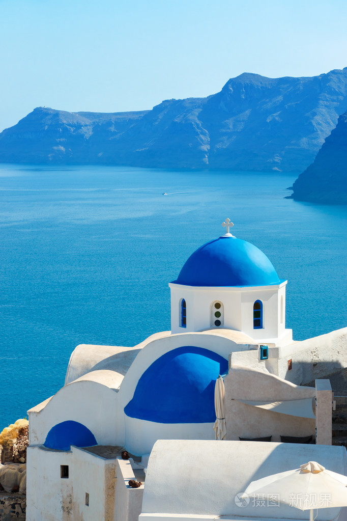 希腊教会与蓝色的圆顶在 oia,圣托里尼岛照片-正版商用图片0f7q2l-摄