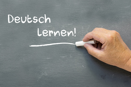 德语单词德语 lernen 学习与黑板上的手
