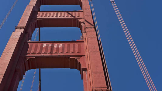 艺术装饰细节的标志性金门大桥南塔, 从人行道上看到, 旧金山, 加利福尼亚州, 美国