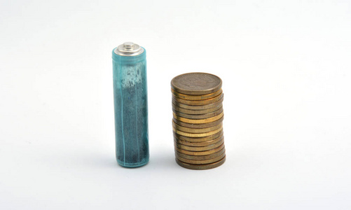 三 Aaa 电池, 硬币在白色背景下被隔离