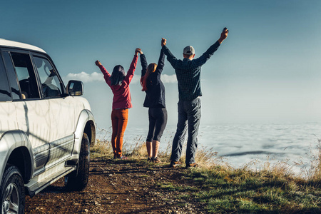 三人手拉手图片