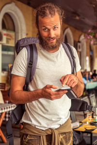 留着胡子用手机英俊旅游