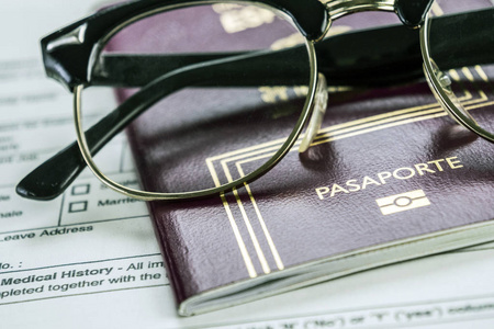 护照，概念图像上的老式眼镜