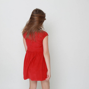 情感小女孩穿红色礼服