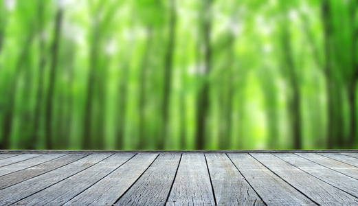 带森林背景的木质甲板桌