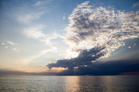海上看日落云和太阳图片