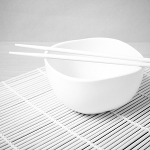 空碗筷子黑色和白色的颜色色调风格