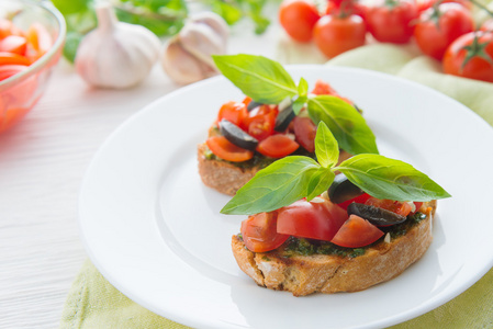 意大利番茄意式烤面包切好的蔬菜 香草与油