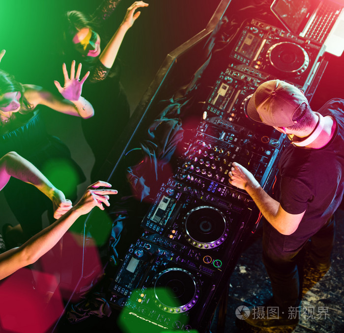 在夜总会的dj音响设备