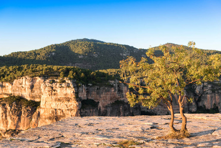 西班牙塔拉戈纳 Siurana de Prades 的岩石景观。文本的复制空间