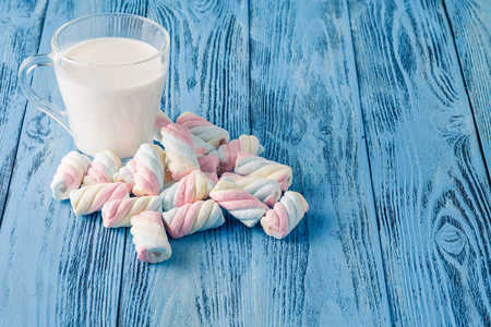 牛奶和棉花糖的有机健康食品图片