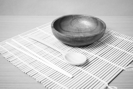 空碗筷子黑色和白色的颜色色调风格