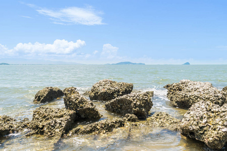 景观的海滩和大海与礁岩滩