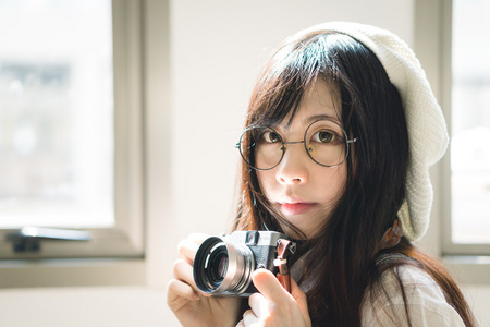 迷人的亚洲女孩用相机
