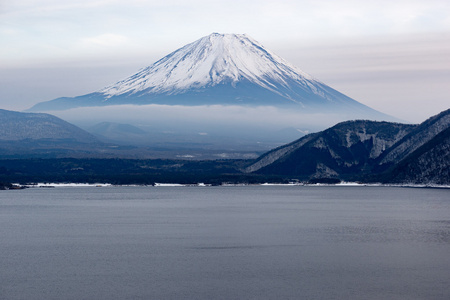 美丽的富士山冬季形成五个平静的湖泊。日本