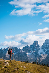 徒步旅行者在阿尔卑斯山