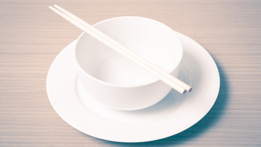 空碗和筷子的复古风格图片