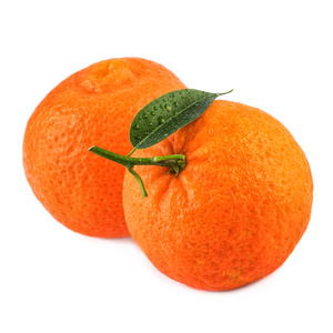 两个橘子水果，叶上白色。特写