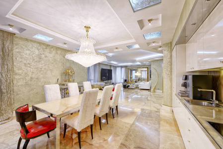 豪华内饰. 豪华房内的大餐桌。俄罗斯, 莫斯科地区室内设计厨房豪华新公寓客厅