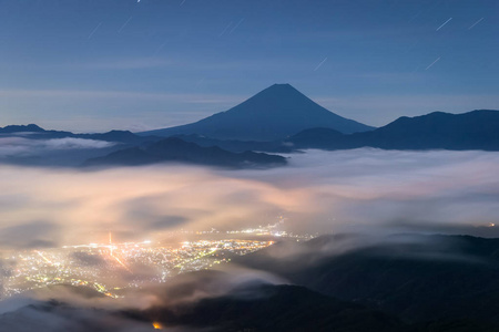 夏季有薄雾之海的富士山