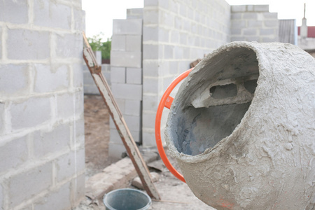 新橙的水泥搅拌机一处建筑工地图片