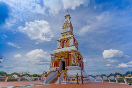 美丽的宝塔建于 Thepnimit 寺的高山峰上, 在芭东山。宝塔建在侬的建筑中. 宝塔周围有绿蛇和蓝蛇的雕像